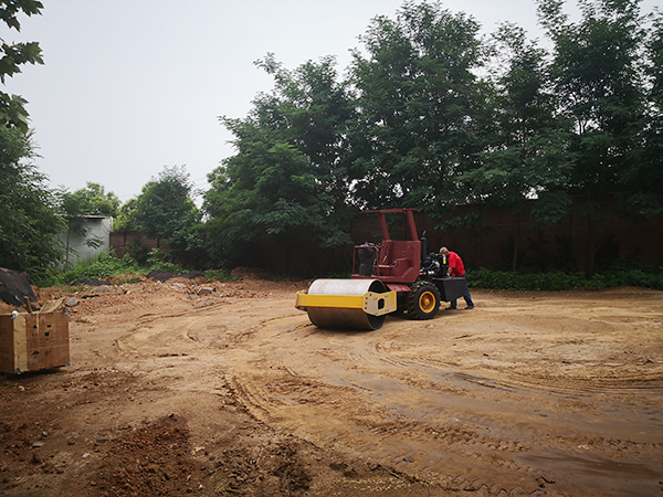 中小型鋼輪壓路機(jī)和輪式壓路機(jī)的區(qū)別