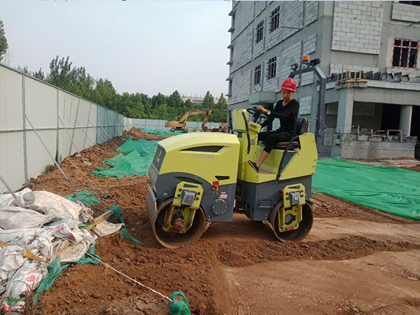 小型壓路機(jī)施工